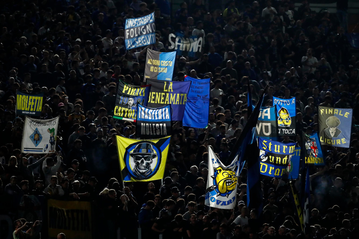 Napoli and Inter both plan Scudetto celebrations for Friday 7 epa11671978 Inter's supporters during the Italian Serie A soccer match AS Roma vs FC Inter at Olimpico stadium in Rome, Italy, 20 October 2024. EPA-EFE/ANGELO CARCONI