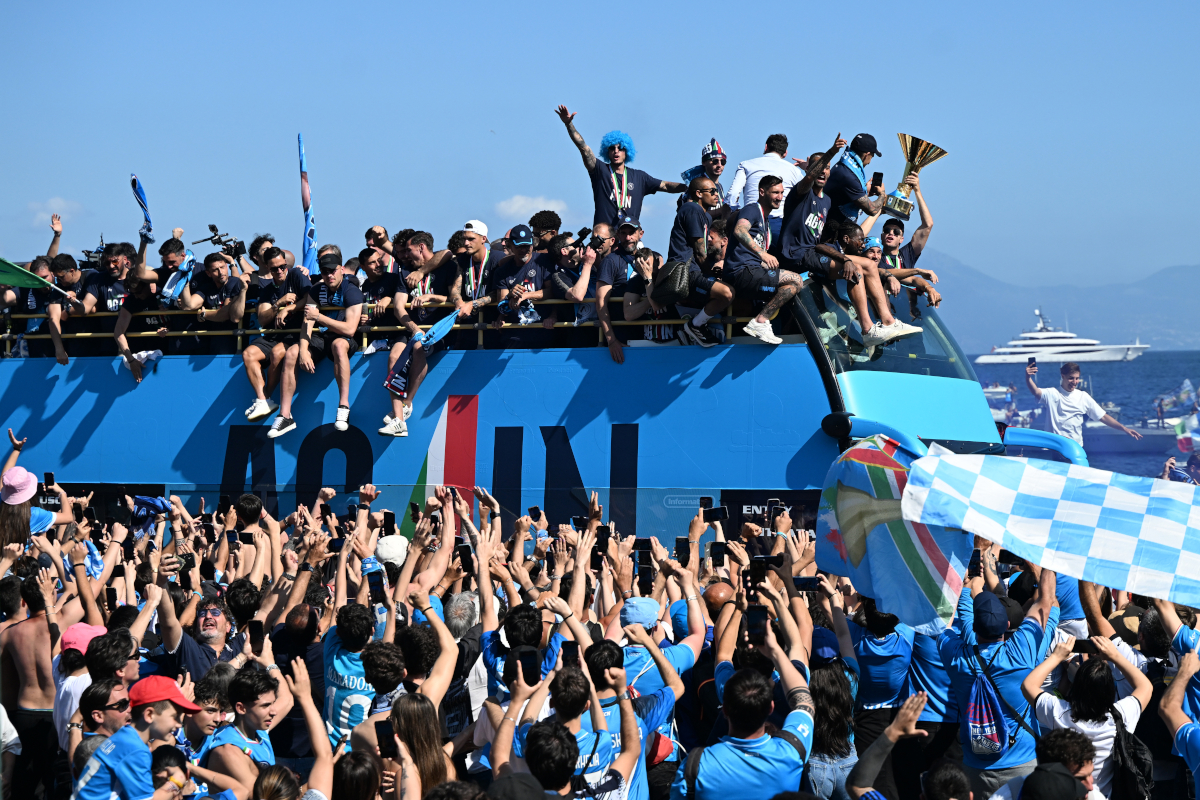 Meret report: Napoli ready to let Arsenal target leave as a free agent after 7 years 7 NAPLES, ITALY - MAY 26: SSC Napoli players and staff on two busses celebrate the victory of Serie A TIM during the SSC Napoli Trophy Parade on May 26, 2025 in Naples, Italy. (Photo by Francesco Pecoraro/Getty Images)