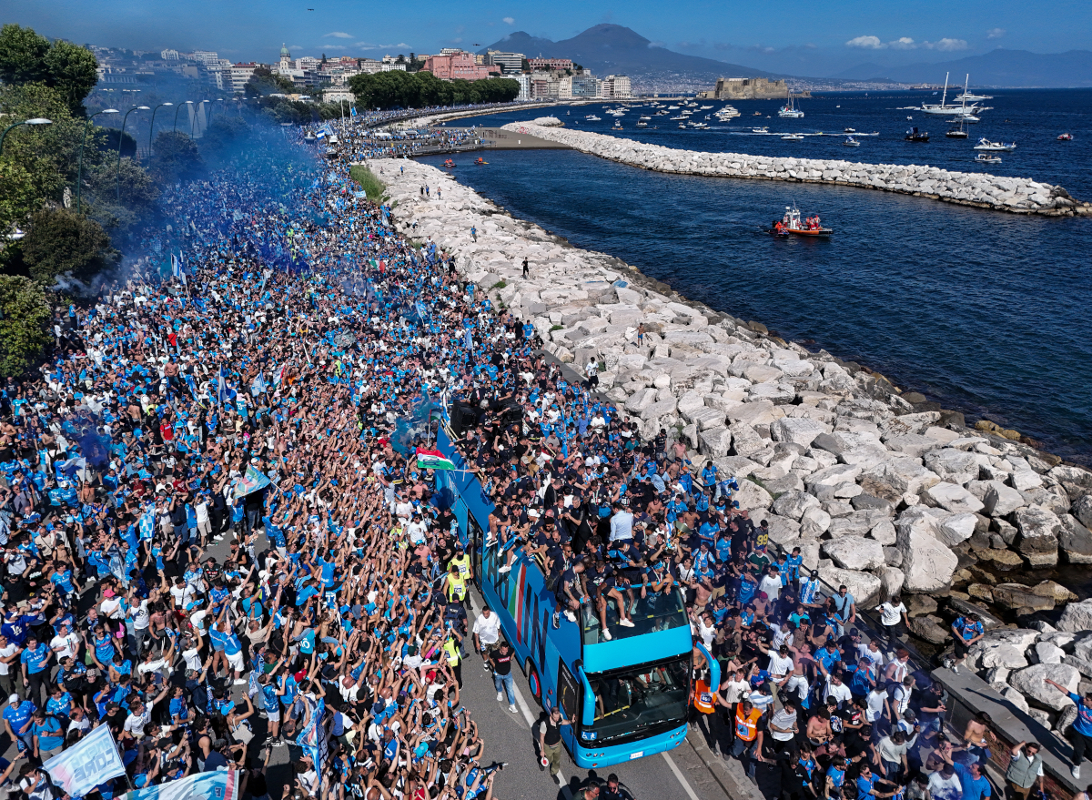 NAPLES, ITALY - MAY 26: SSC Napoli players and staff aboard two open top buses celebrate their victory in the Serie A TIM during the SSC Napoli Trophy Parade on May 26, 2025 in Naples, Italy. (Photo by Francesco Pecoraro/Getty Images)
