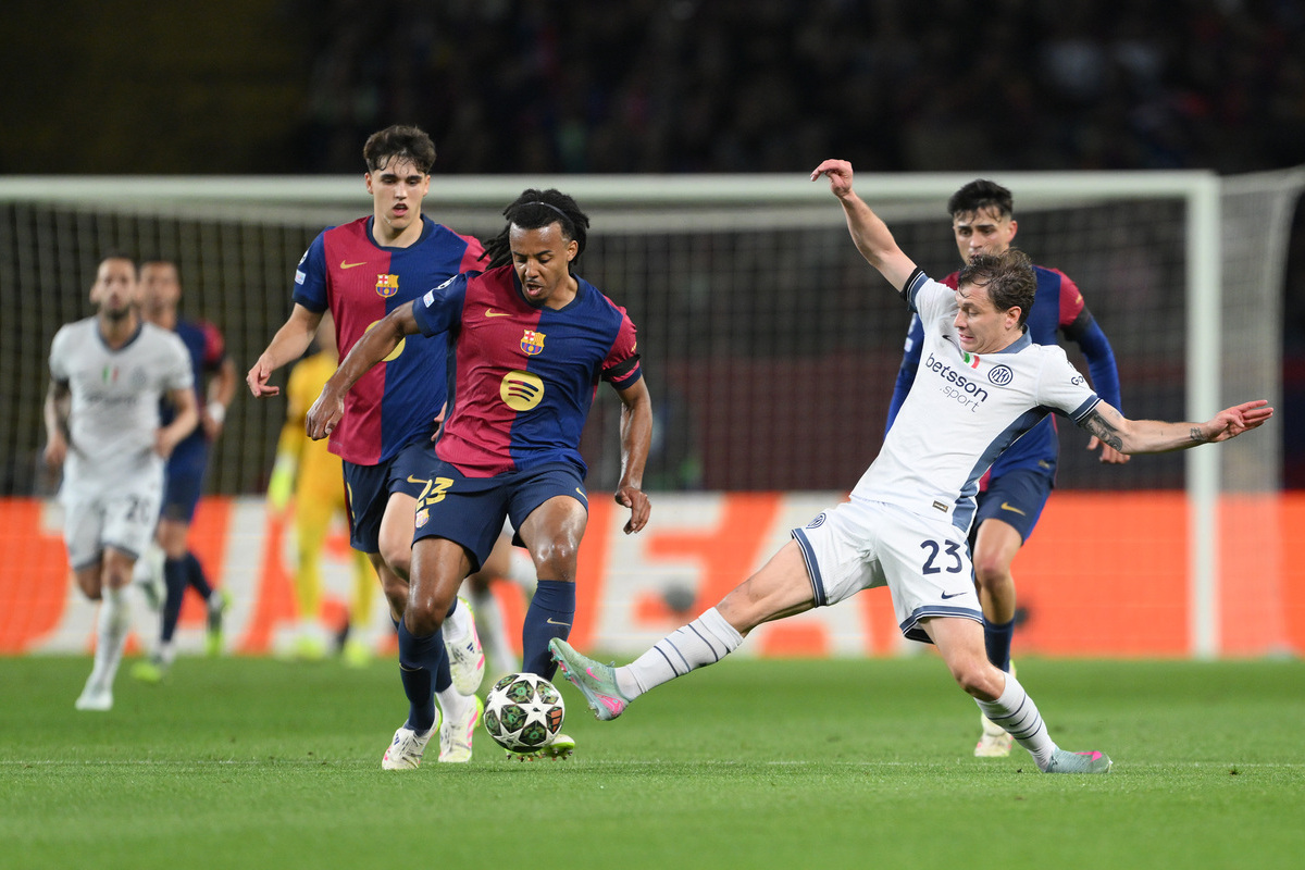 Barella: ‘Tactics don’t count as much as heart’ in Champions Final 9 BARCELONA, SPAIN - APRIL 30: Jules Kounde of FC Barcelona is challenged by Nicolo Barella of FC Internazionale during the UEFA Champions League 2024/25 Semi Final First Leg match between FC Barcelona and FC Internazionale Milano at Estadi Olimpic Lluis Companys on April 30, 2025 in Barcelona, Spain. (Photo by David Ramos/Getty Images)