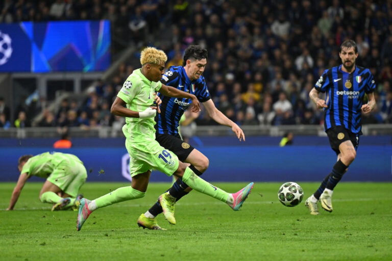 MILAN, ITALY - MAY 06: Lamine Yamal of FC Barcelona crosses the ball whilst under pressure from Alessandro Bastoni of FC Internazionale during the UEFA Champions League 2024/25 Semi Final Second Leg match between FC Internazionale Milano and FC Barcelona at Giuseppe Meazza Stadium on May 06, 2025 in Milan, Italy. (Photo by Dan Mullan/Getty Images)