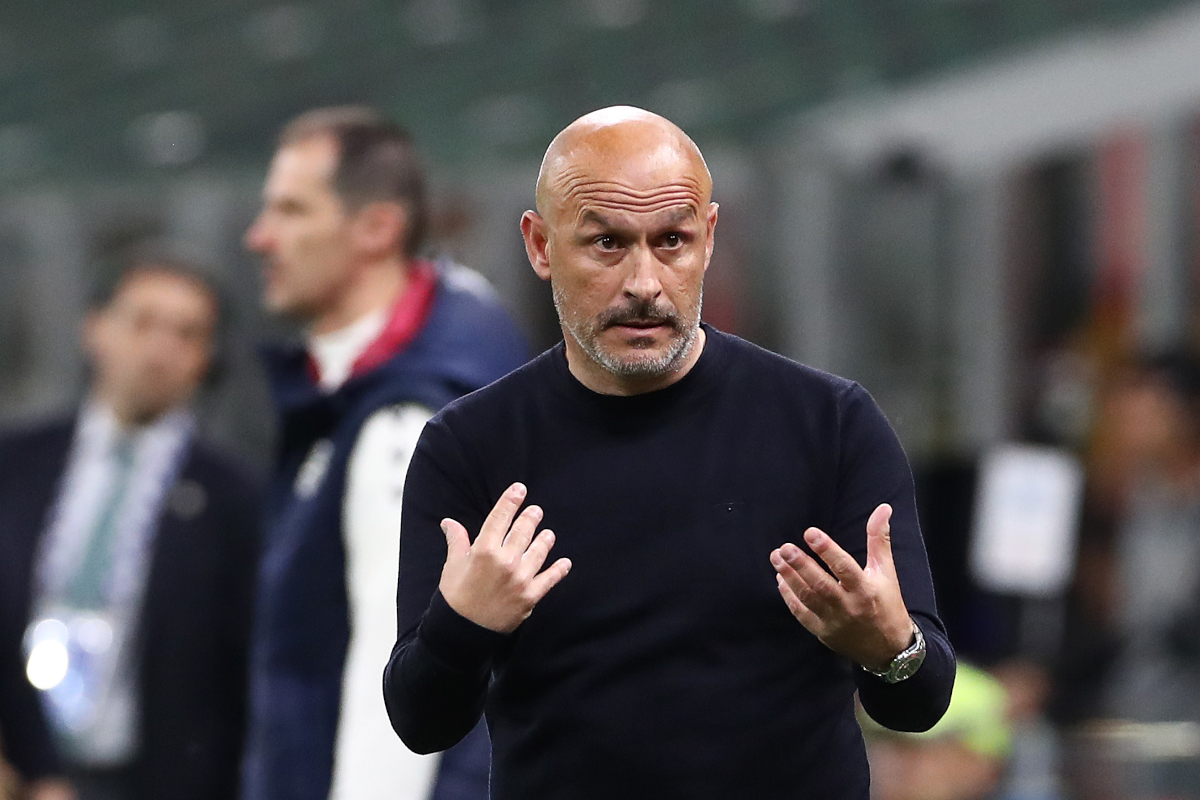 Milano, Italia - 09 maggio: Vincenzo Italiano, capo allenatore di Bologna, gesti durante la partita di Serie A tra AC Milan e Bologna allo stadio Giuseppe Meazza il 09 maggio 2025 a Milano, in Italia. (Foto di Marco Luzzani/Getty Images)