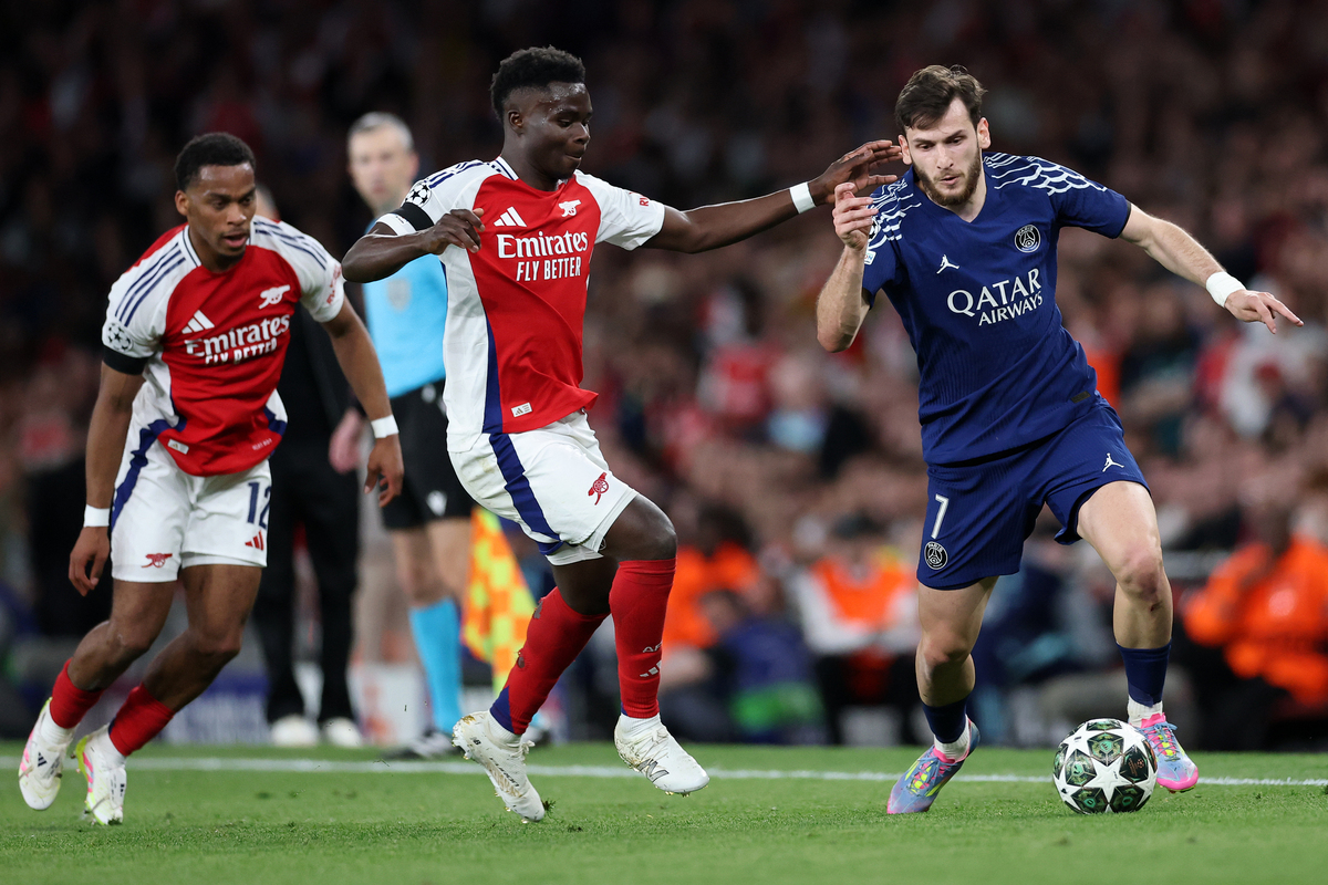 Coppa Campioni line-ups: PSG vs. Arsenal – Donnarumma starts 6 LONDON, ENGLAND - APRIL 29: Khvicha Kvaratskhelia of Paris Saint-Germain challenged by Bukayo Saka of Arsenal during the UEFA Champions League 2024/25 Semi Final First Leg match between Arsenal FC and Paris Saint-Germain at Emirates Stadium on April 29, 2025 in London, England. (Photo by Michael Steele/Getty Images)