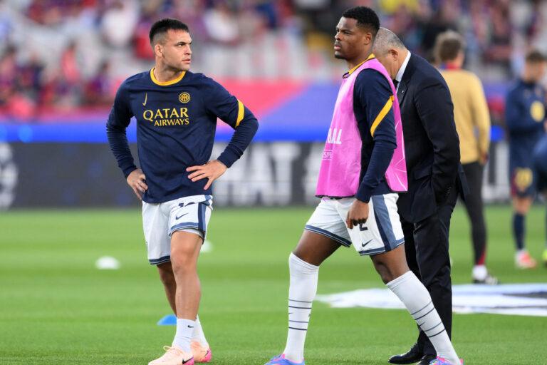 BARCELONA, SPAIN - APRIL 30: Lautaro Martinez of FC Internazionale warms up with teammate Denzel Dumfries prior to the UEFA Champions League 2024/25 Semi Final First Leg match between FC Barcelona and FC Internazionale Milano at Estadi Olimpic Lluis Companys on April 30, 2025 in Barcelona, Spain. (Photo by David Ramos/Getty Images)