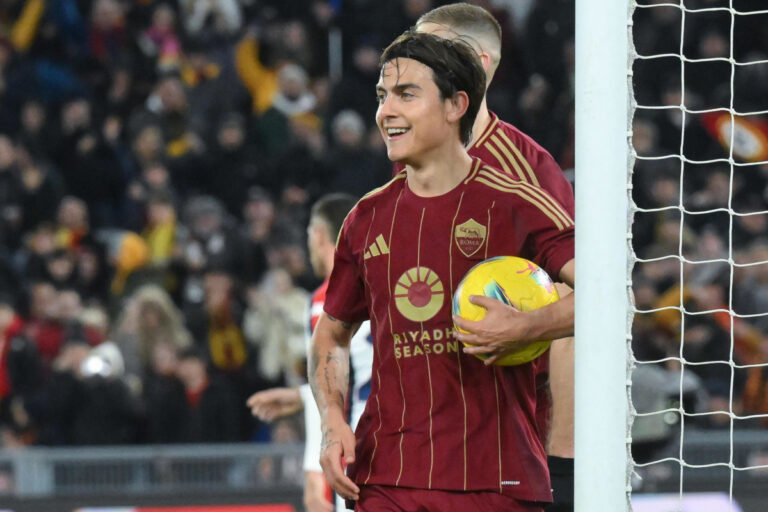 epa11832091 Paulo Dybala of Roma jubilates after the goal 3-1 during the Italian Serie A soccer match AS Roma vs Genoa CFC at Olimpico stadium in Rome, Italy, 17 January 2025. EPA-EFE/ALESSANDRO DI MEO