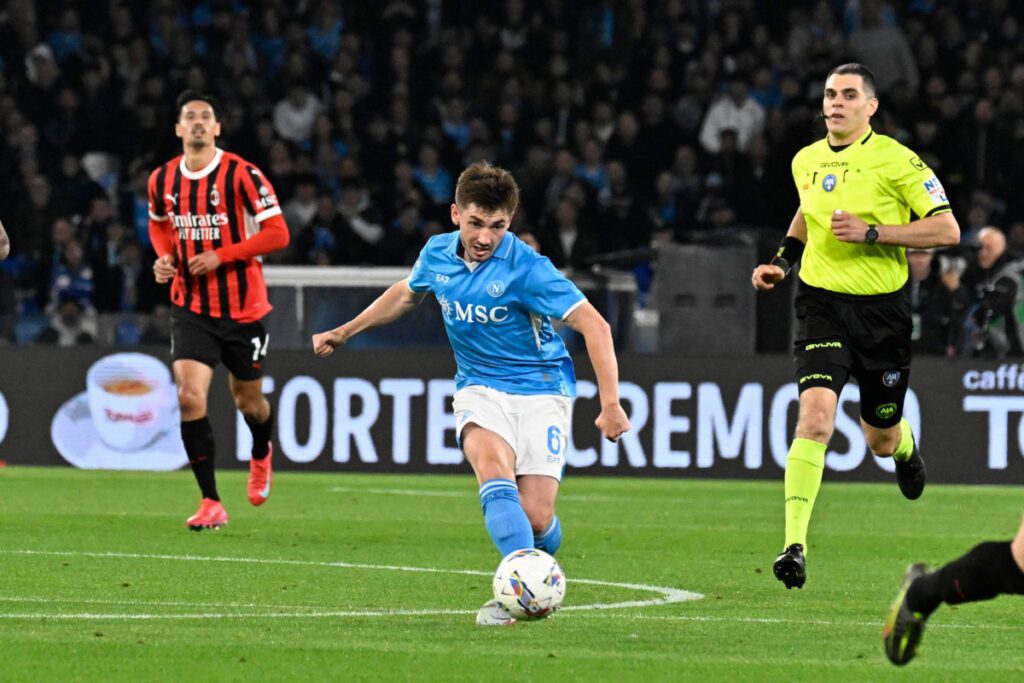 epa12000041 Napoli's midfielder Billy Gilmour in action during the Italian Serie A soccer match SSC Napoli vs AC Milan at Diego Armando Maradona stadium in Naples, Italy, 30 March 2025. EPA-EFE/CIRO FUSCO
