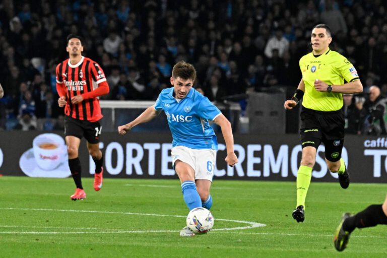 epa12000041 Napoli's midfielder Billy Gilmour in action during the Italian Serie A soccer match SSC Napoli vs AC Milan at Diego Armando Maradona stadium in Naples, Italy, 30 March 2025. EPA-EFE/CIRO FUSCO