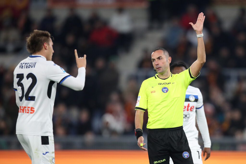 ROME, ITALY - DECEMBER 02: Mateo Retegui of Atalanta (obscured) appeals to Match Referee, Marco Guida during the Serie A match between AS Roma and Atalanta at Stadio Olimpico on December 02, 2024 in Rome, Italy. (Photo by Paolo Bruno/Getty Images)