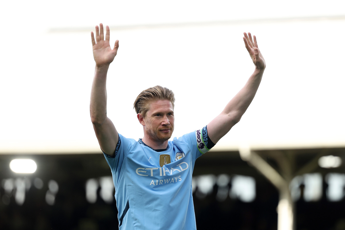 Done deal: Napoli set to finalise De Bruyne transfer after Coppa Campioni final 4 LONDON, ENGLAND - MAY 25: Kevin De Bruyne of Manchester City acknowledges the fans after his final game for the team, following the Premier League match between Fulham FC and Manchester City FC at Craven Cottage on May 25, 2025 in London, England. (Photo by Alex Davidson/Getty Images)