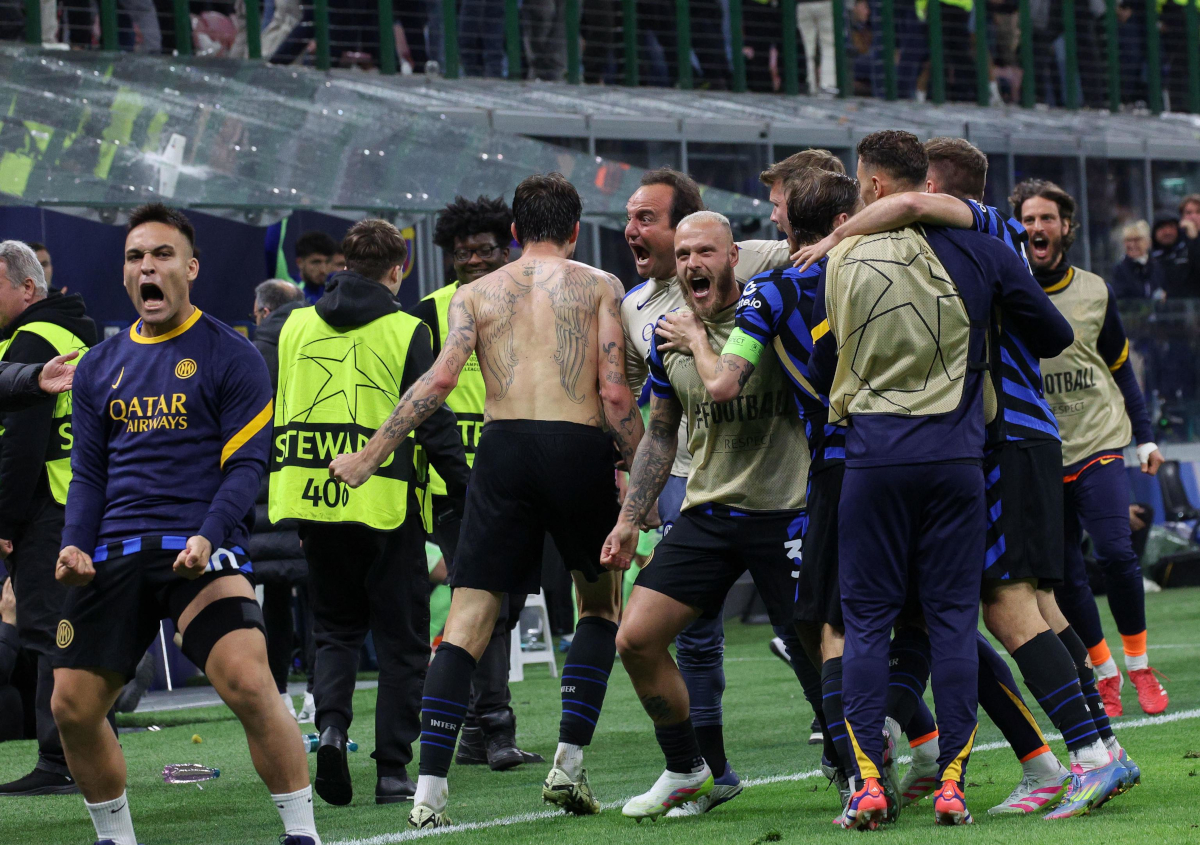 Serie A confirm Napoli vs. Inter Scudetto play-off venue and date 7 epa12078776 FC Inter's Francesco Acerbi (C) celebrates with his teammates after scoring the 3-3 goal during the UEFA Champions League semifinal 2nd leg soccer match between Inter Milan and FC Barcelona, in Milan, Italy, 06 May 2025. EPA-EFE/DANIEL DAL ZENNARO