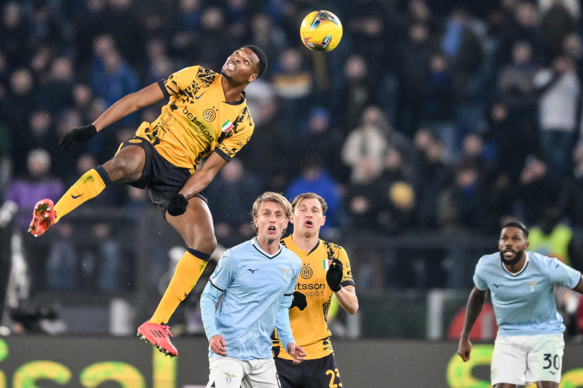 How to watch Inter vs. Lazio live stream from Serie A this fine settimana 9 epa11781561 Inter Milan's Denzel Dumfries (L) in action during the Italian Serie A soccer match between SS Lazio and FC Inter, in Rome, Italy, 16 December 2024. EPA-EFE/ALESSANDRO DI MEO