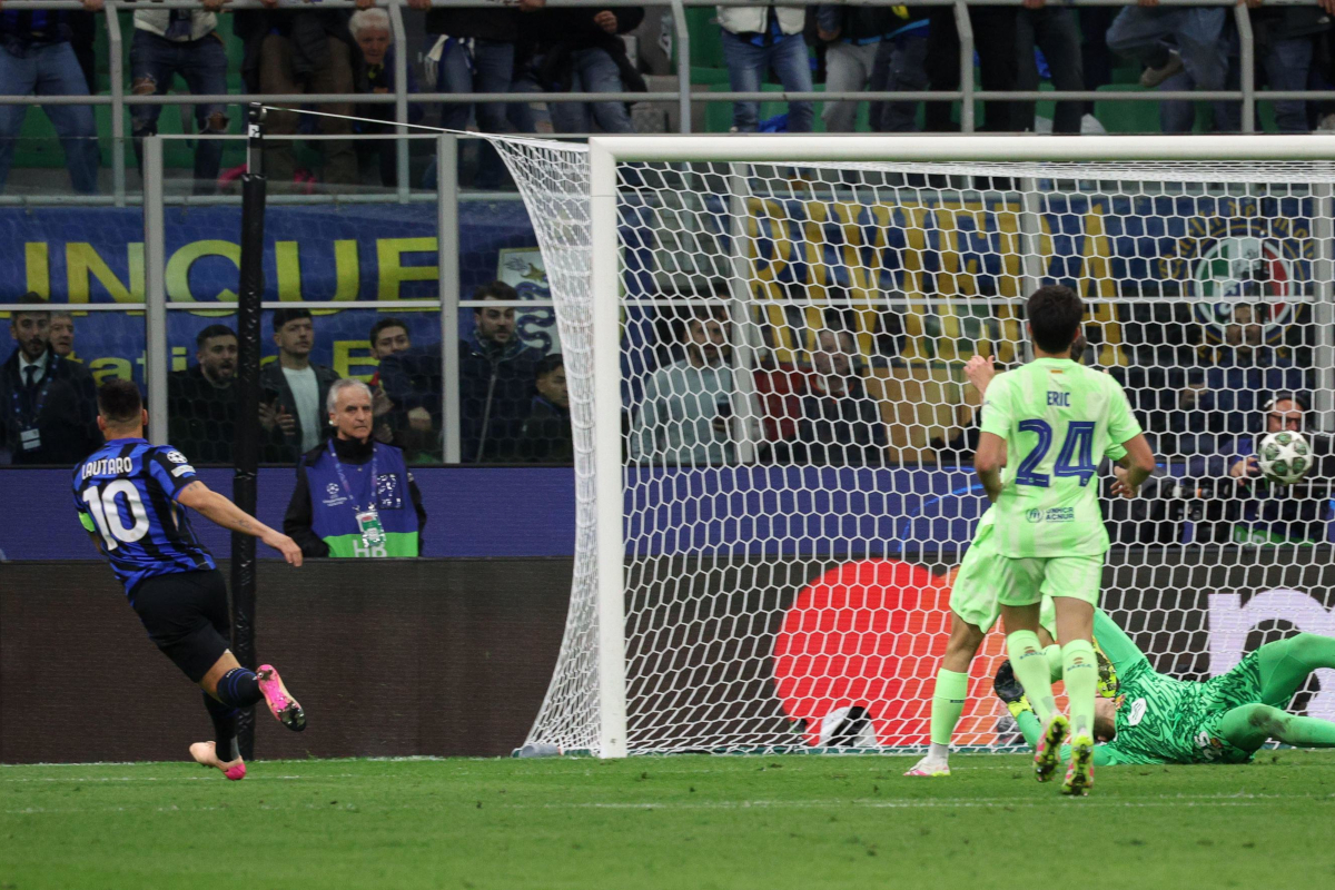 epa12078672 FC Inter's Lautaro Martinez scores the 1-0 goal during the UEFA Champions League semifinal 2nd leg soccer match between Inter Milan and FC Barcelona, in Milan, Italy, 06 May 2025. EPA-EFE/ROBERTO BREGANI