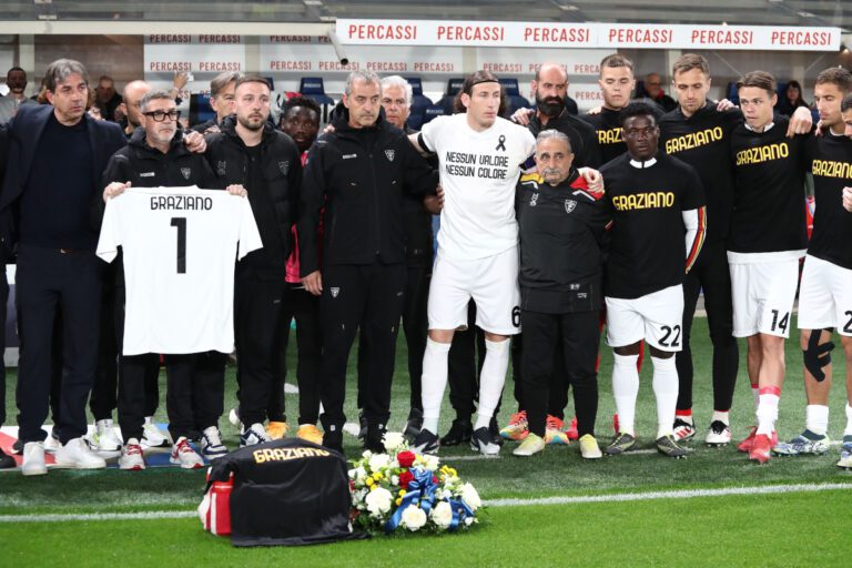 BERGAMO, ITALY - APRIL 27: US Lecce players wear a special shirt in memory of US Lecce physiotherapist Graziano Fiorita during the Serie A match between Atalanta BC and US Lecce at Gewiss Stadium on April 27, 2025 in Bergamo, Italy. (Photo by Marco Luzzani/Getty Images)
