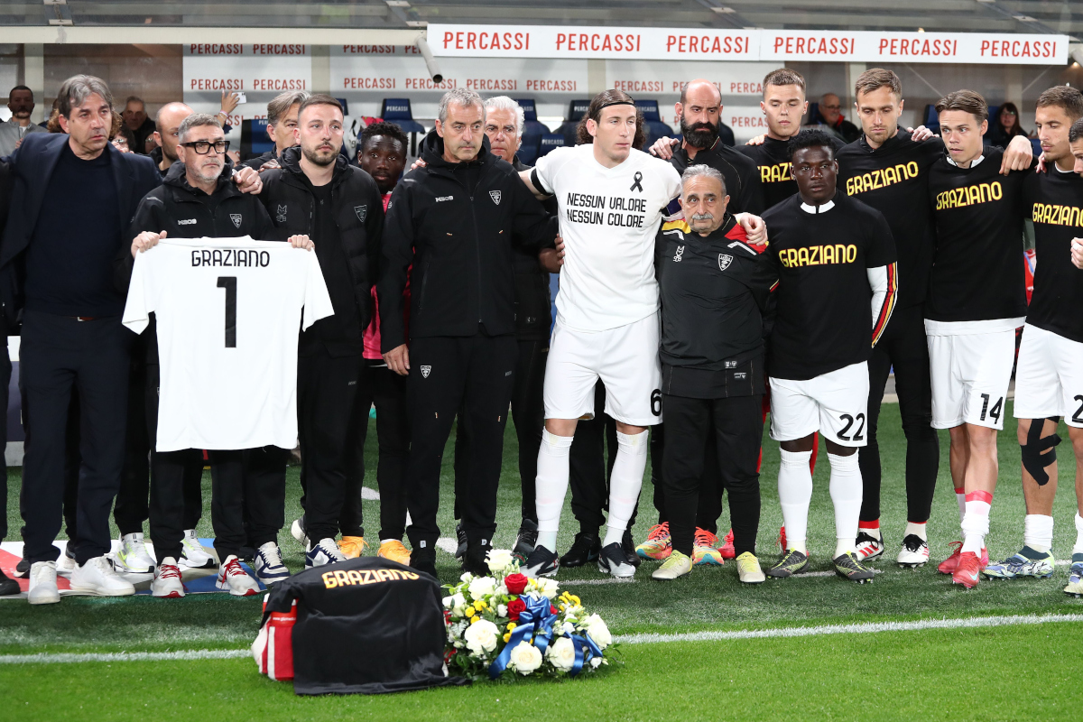 Serie A official line-ups: Lecce vs. Napoli 134 BERGAMO, ITALY - APRIL 27: US Lecce players wear a special shirt in memory of US Lecce physiotherapist Graziano Fiorita during the Serie A match between Atalanta BC and US Lecce at Gewiss Stadium on April 27, 2025 in Bergamo, Italy. (Photo by Marco Luzzani/Getty Images)
