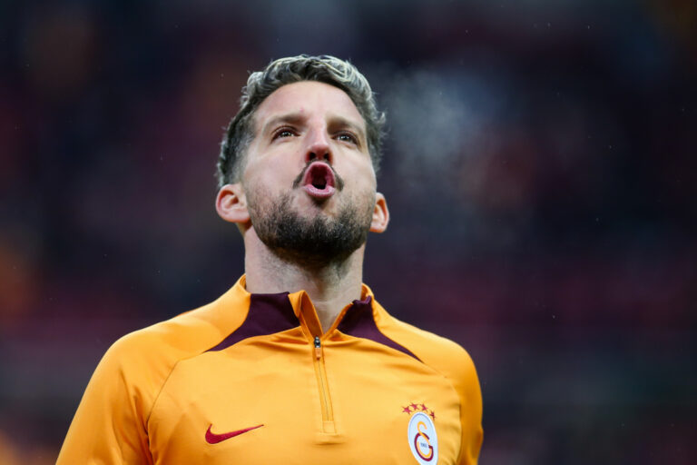ISTANBUL, TURKEY - DECEMBER 8: Dries Mertens of Galatasaray warms up during the Turkish Super League match between Galatasaray and Adana Demirspor at Rams Park on December 8, 2023 in Istanbul, Turkey. (Photo by Ahmad Mora/Getty Images)
