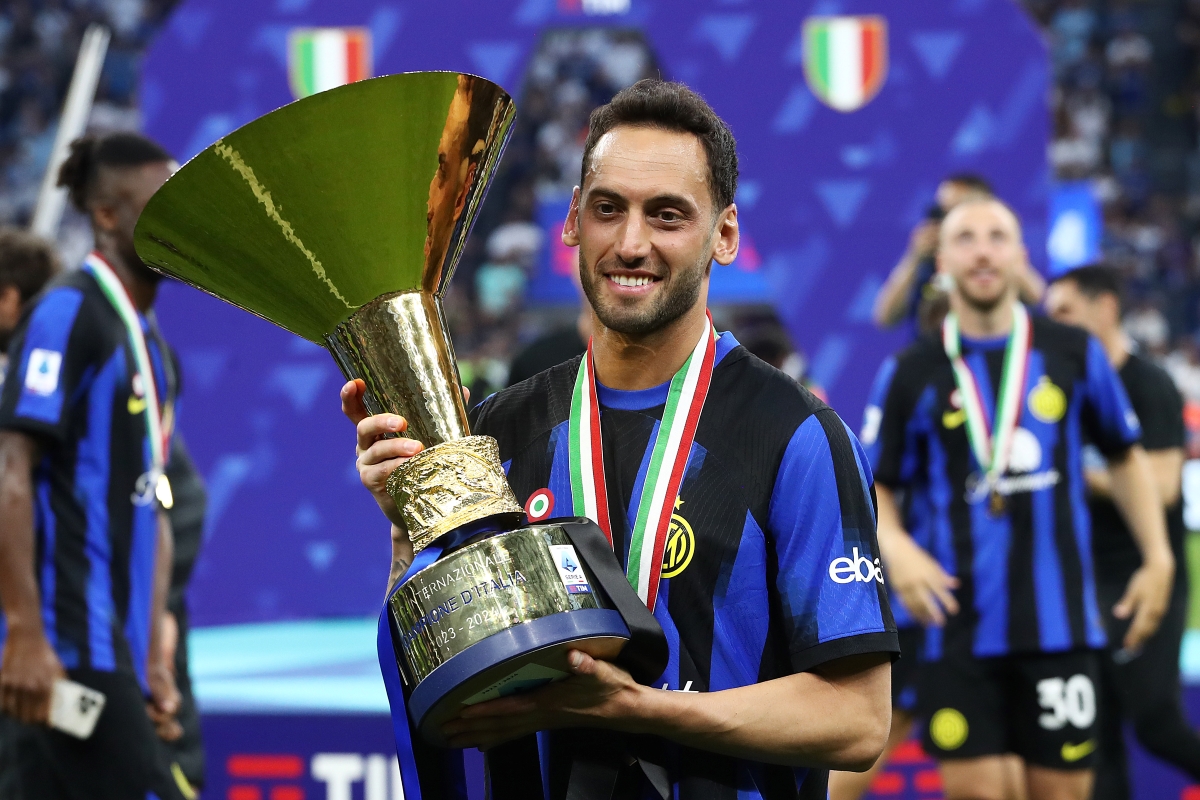 Napoli and Inter both plan Scudetto celebrations for Friday 6 MILAN, ITALY - MAY 19: Hakan Calhanoglu of FC Internazionale poses for a photo with the Serie A TIM Scudetto title trophy at full-time following the team's draw in the Serie A TIM match between FC Internazionale and SS Lazio at Stadio Giuseppe Meazza on May 19, 2024 in Milan, Italy. (Photo by Marco Luzzani/Getty Images)