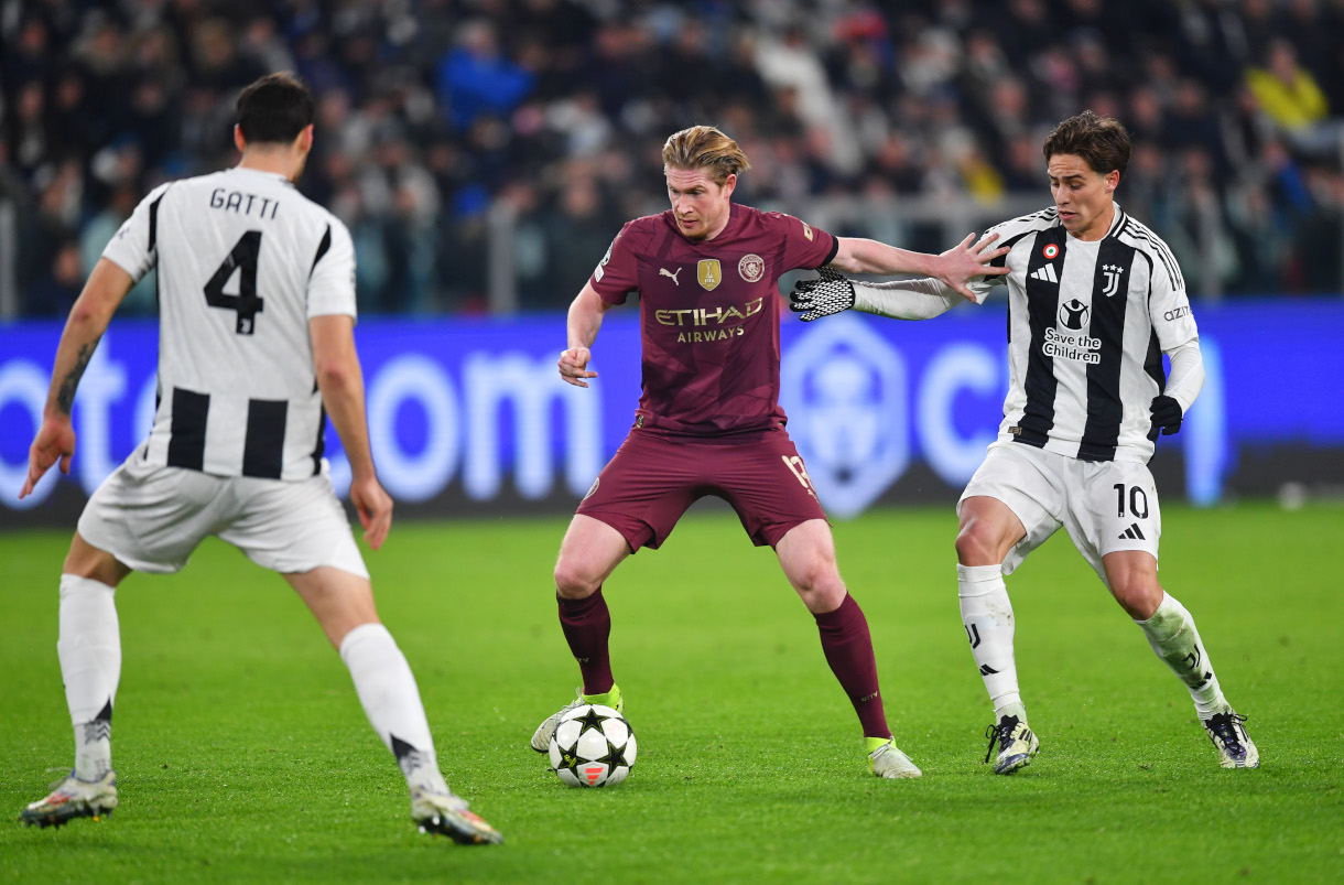 Details behind Napoli’s De Bruyne offer revealed ahead of new meeting 7 TURIN, ITALY - DECEMBER 11: Kevin De Bruyne of Manchester City controls the ball under pressure from Federico Gatti and Kenan Yildiz of Juventus during the UEFA Champions League 2024/25 League Phase MD6 match between Juventus and Manchester City at Juventus Stadium on December 11, 2024 in Turin, Italy. (Photo by Valerio Pennicino/Getty Images)