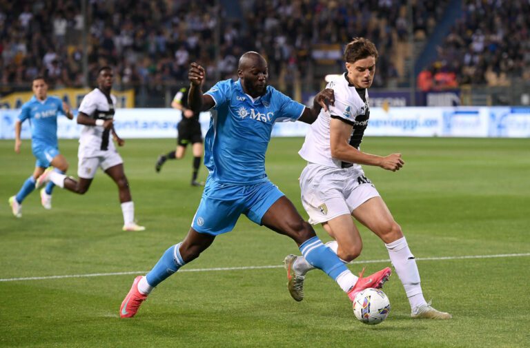 PARMA, ITALY - MAY 18: Giovanni Leoni of Parma Calcio is challenged by Romelu Lukaku of Napoli during the Serie A match between Parma and Napoli at Stadio Ennio Tardini on May 18, 2025 in Parma, Italy. (Photo by Alessandro Sabattini/Getty Images)
