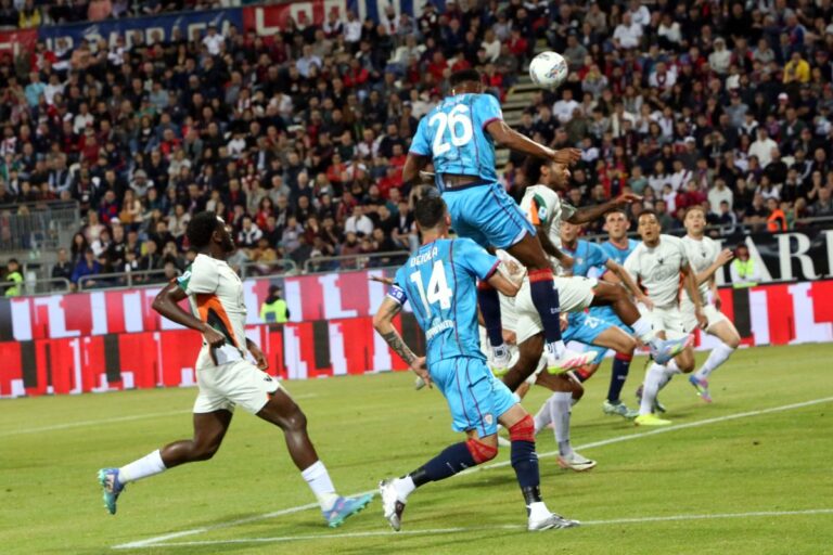 CAGLIARI, ITALY - MAY 18: Yerry Mina of Cagliari celebrates his goal 1-0 during the Serie A match between Cagliari and Venezia at Sardegna Arena on May 18, 2025 in Cagliari, Italy. (Photo by Enrico Locci/Getty Images)