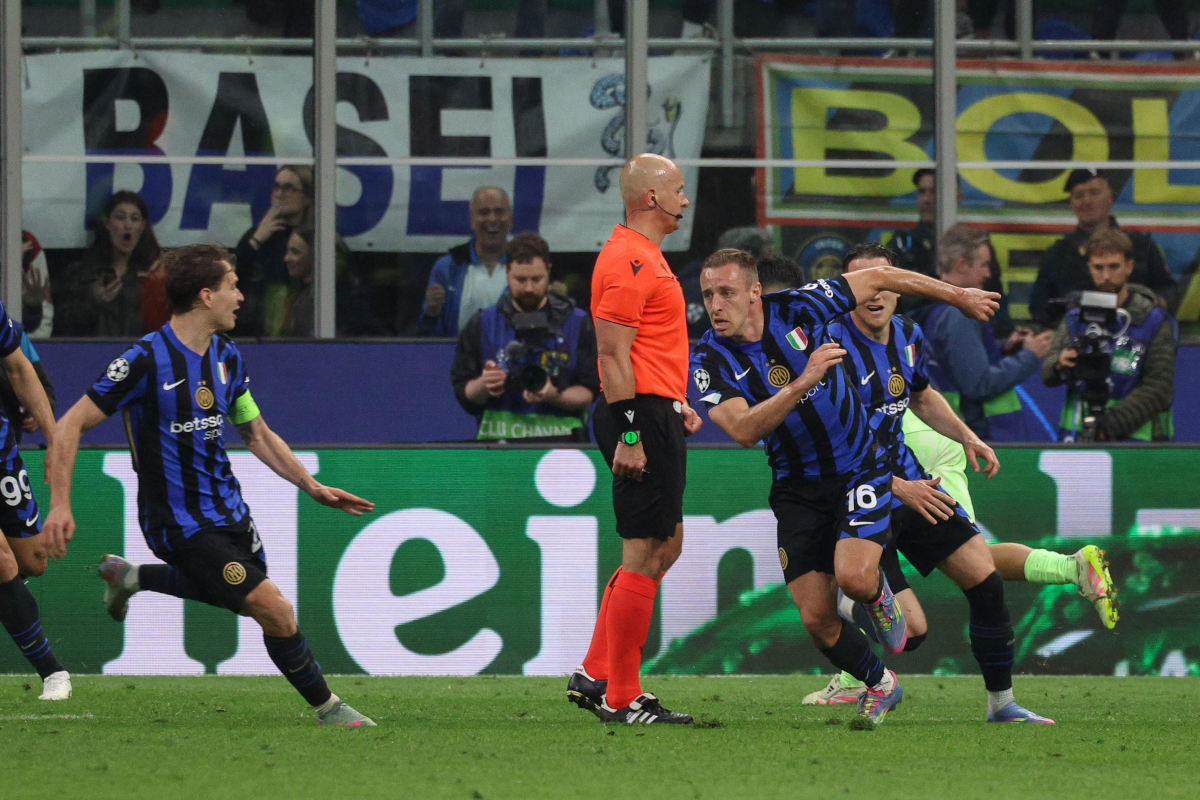 Frattesi: Napoli pushing for midfield priority amid Man United and La Liga interest 7 epa12078784 FC Inter's Davide Frattesi (R) celebrates scoring the 4-3 goal during the UEFA Champions League semifinal 2nd leg soccer match between Inter Milan and FC Barcelona, in Milan, Italy, 06 May 2025. EPA-EFE/ROBERTO BREGANI