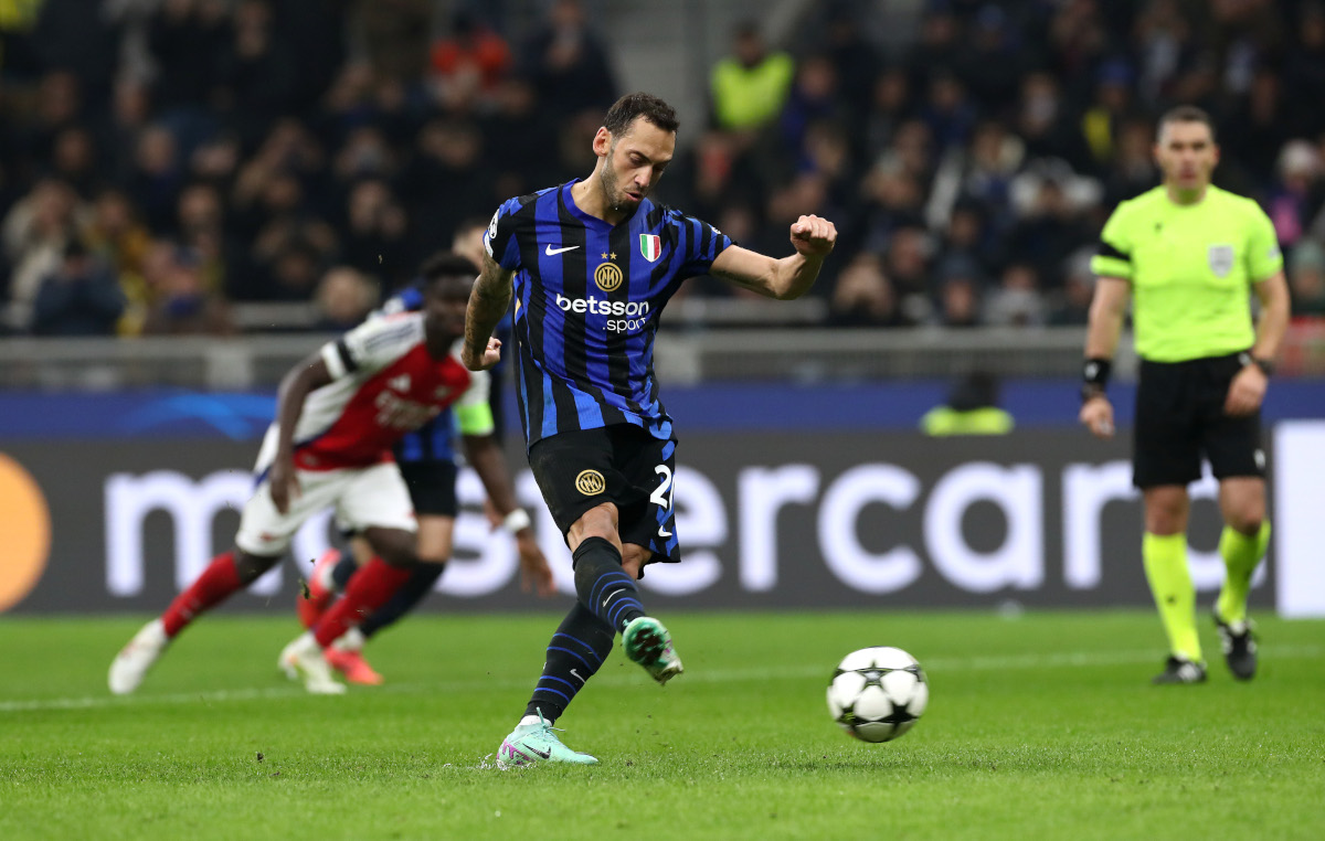 Arsenal or PSG | Who would Inter rather face in the Champions final? 10 MILAN, ITALY - NOVEMBER 06: Hakan Calhanoglu of FC Internazionale scores his team's first goal from the penalty-spot during the UEFA Champions League 2024/25 League Phase MD4 match between FC Internazionale Milano and Arsenal FC at Stadio San Siro on November 06, 2024 in Milan, Italy. (Photo by Marco Luzzani/Getty Images)