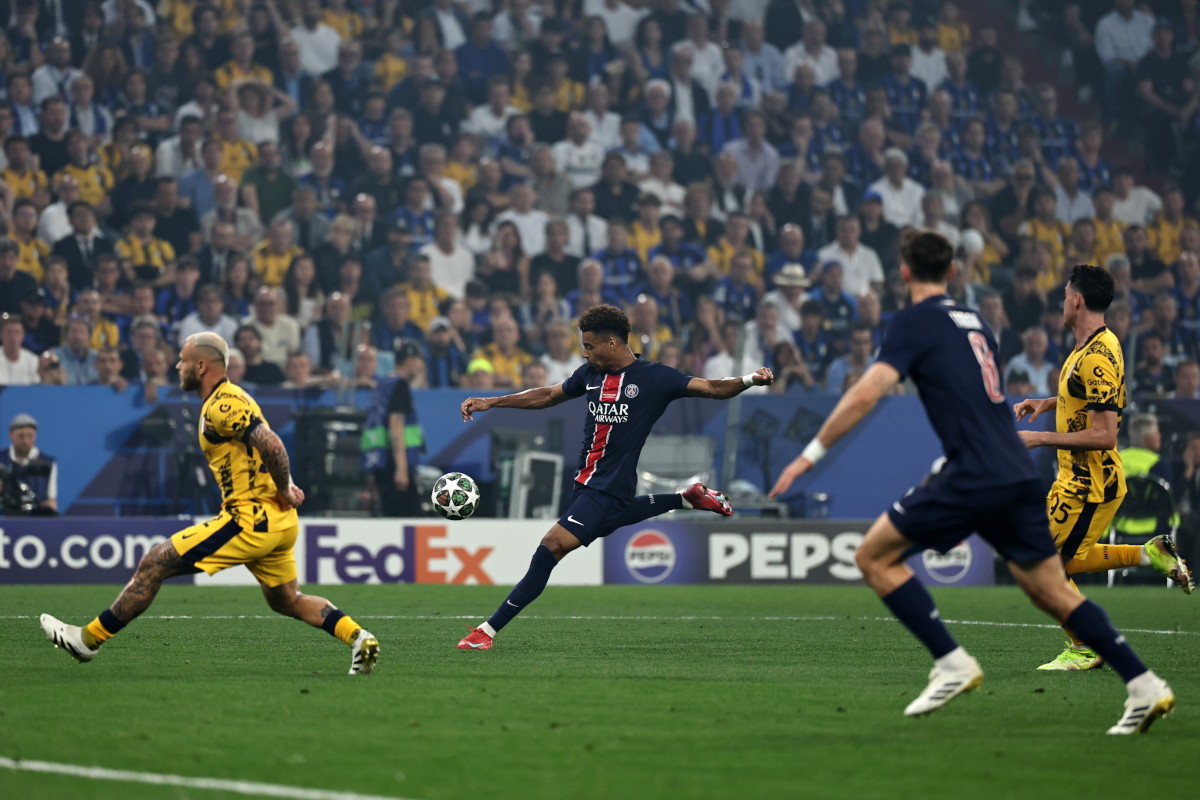 epa12147924 Desire Doue of PSG (C) scores the 0-2 goal next to Federico Dimarco of Inter (L) during the UEFA Champions League final between Paris Saint-Germain and Internazionale Milano in Munich, Germany 31 May 2025. EPA-EFE/FILIP SINGER