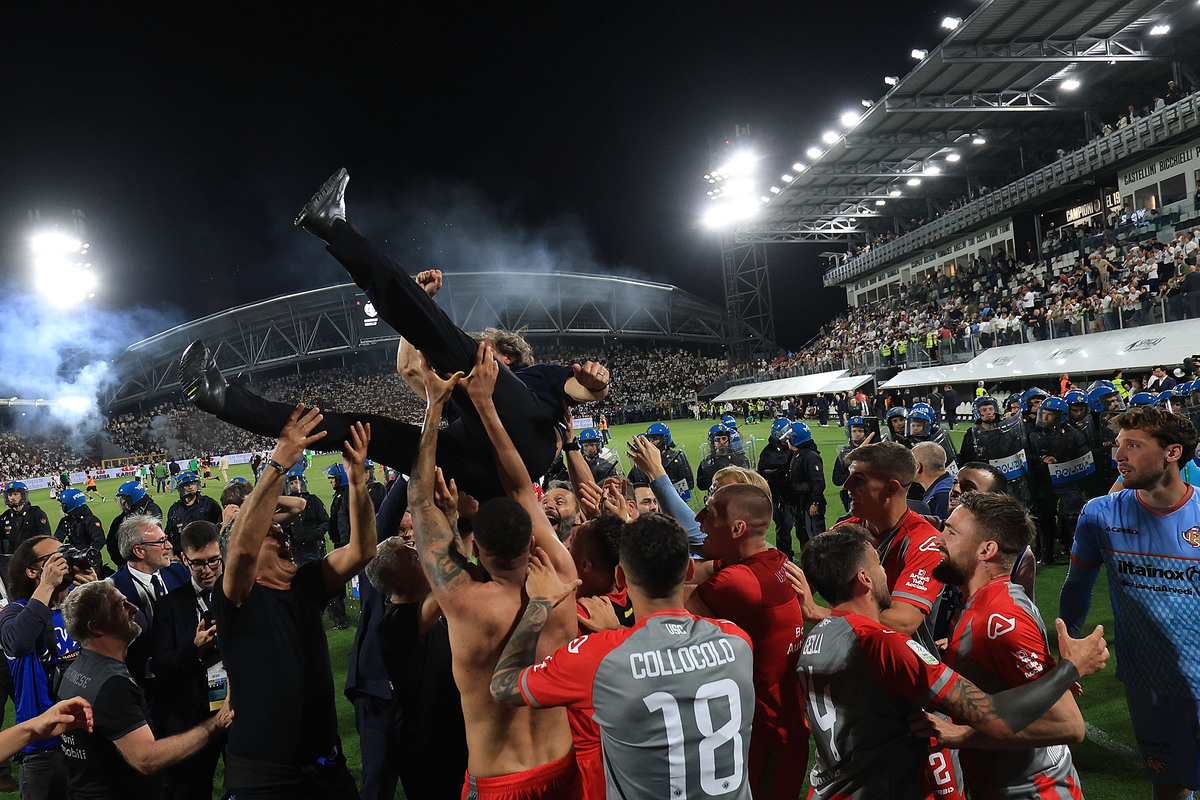 Official: 2025-26 Serie A line-up complete after Serie B play-off final 7 LA SPEZIA, ITALY - JUNE 1: Giovanni Stroppa manager of US Cremonese celebrates their victory after the Serie B match between Spezia Calcio and US Cremonese Serie B Play-off Final at Stadio Alberto Picco on June 1, 2025 in La Spezia, Italy. (Photo by Gabriele Maltinti/Getty Images)