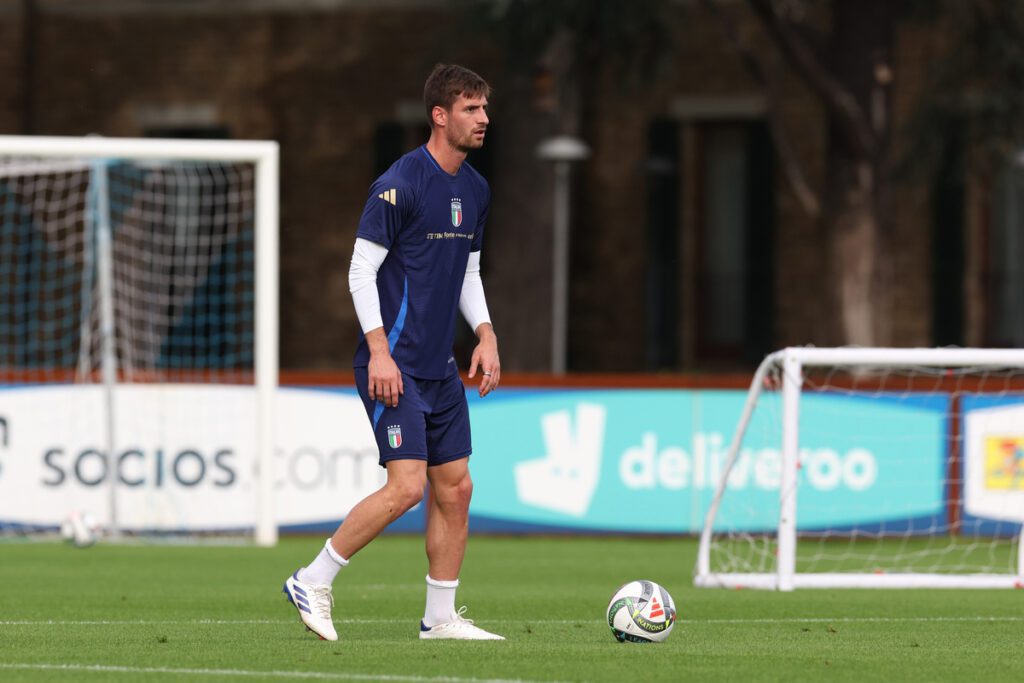 FLORENCE, ITALY - OCTOBER 08: Matteo Gabbia of Italy in action during a Italy training session at Centro Tecnico Federale di Coverciano on October 08, 2024 in Florence, Italy. (Photo by Claudio Villa/Getty Images)