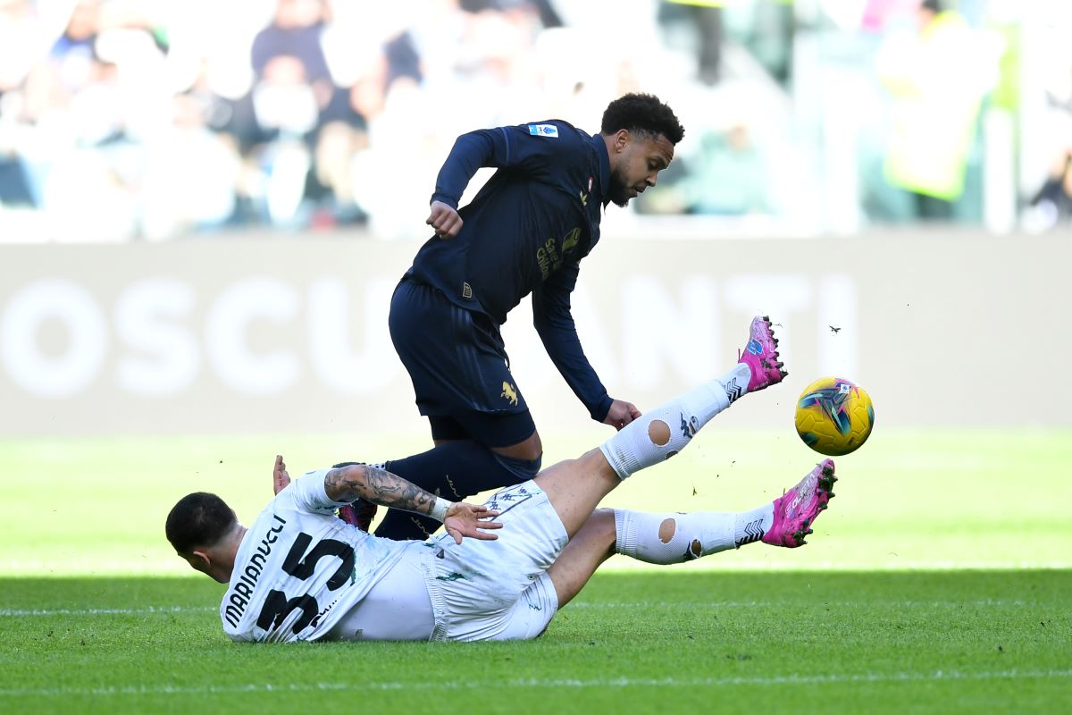 Exclusive: Marianucci set for imminent Napoli medical 7 TURIN, ITALY - FEBRUARY 02: Luca Marianucci of Empoli goes down as he battles for the ball with Weston McKennie of Juventus during the Serie A match between Juventus and Empoli at Allianz Stadium on February 02, 2025 in Turin, Italy. (Photo by Valerio Pennicino/Getty Images)