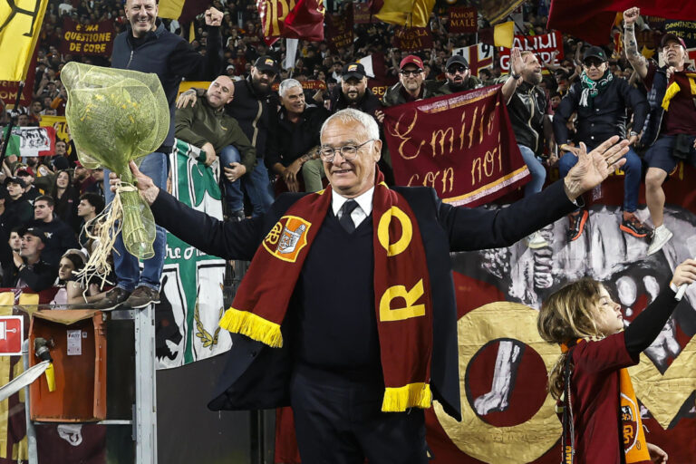 epa12115307 Romas coach Claudio Ranieri greets supporters as he is honored after the Italian Serie A soccer match between AS Roma and AC Milan, in Rome, Italy, 18 May 2025. EPA-EFE/ANGELO CARCONI