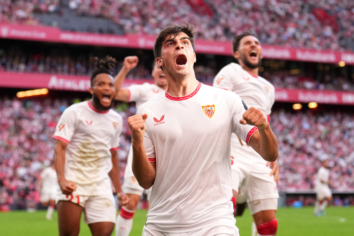 Exclusive: Napoli close in on full-back duo; Raspadori price-tag set 6 BILBAO, SPAIN - SEPTEMBER 29: Napoli target Juanlu Sanchez of Sevilla FC celebrates his team's second goal, an own goal by Alex Padilla of Athletic Club during the LaLiga match between Athletic Club and Sevilla FC at Estadio de San Mames on September 29, 2024 in Bilbao, Spain. (Photo by Juan Manuel Serrano Arce/Getty Images)