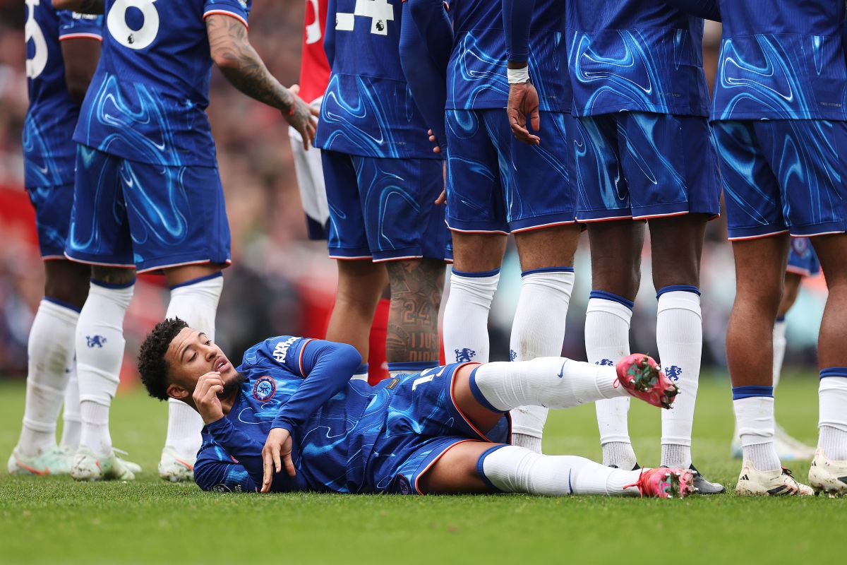 Sky: Juventus hold positive talks with Man United winger Sancho 6 LONDON, ENGLAND - MARCH 16: Jadon Sancho of Chelsea lies behind the defensive wall to act as a draft excluder for an Arsenal free kick during the Premier League match between Arsenal FC and Chelsea FC at Emirates Stadium on March 16, 2025 in London, England. (Photo by Julian Finney/Getty Images)