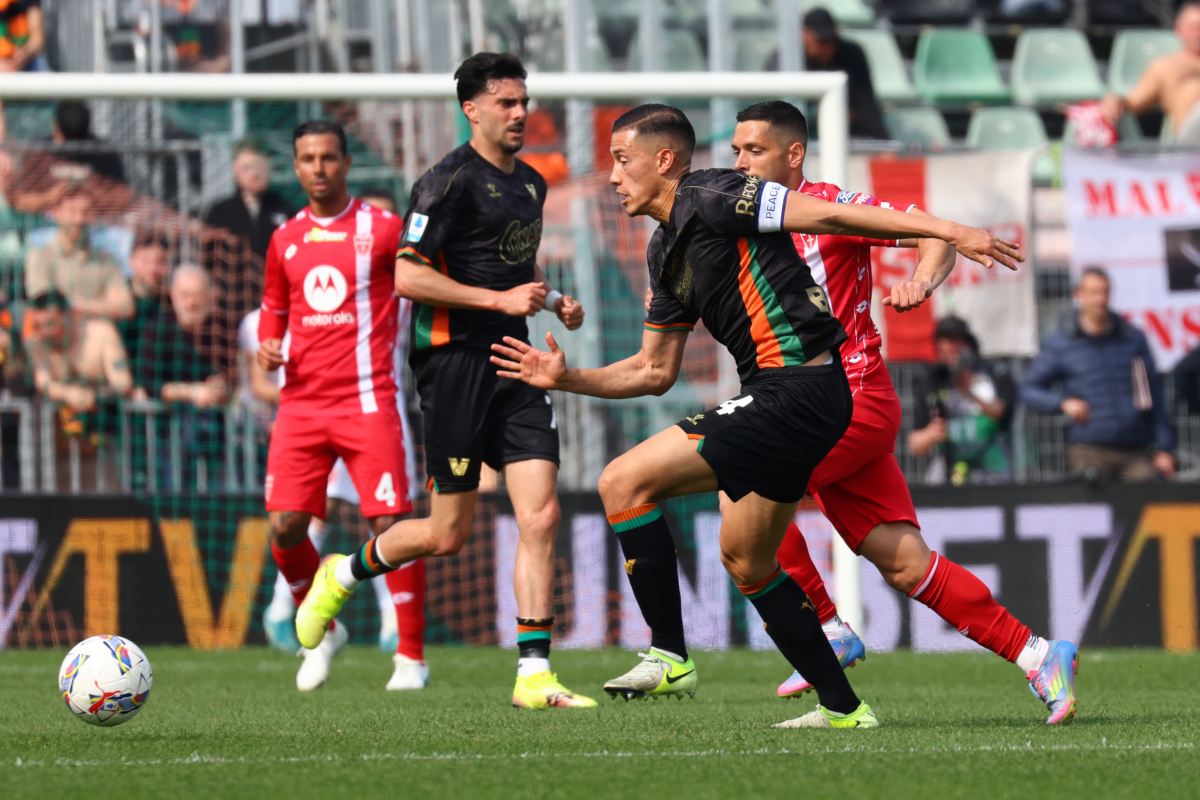 Serie A transfers: Torino target Oristanio, Fiorentina follow Inter striker 10 VENICE, ITALY - APRIL 12: Jay Idzes of Venezia competes for the ball with Gianluca Caprari of Monza during the Serie A match between Venezia and Monza at Stadio Pier Luigi Penzo on April 12, 2025 in Venice, Italy. (Photo by Maurizio Lagana/Getty Images)