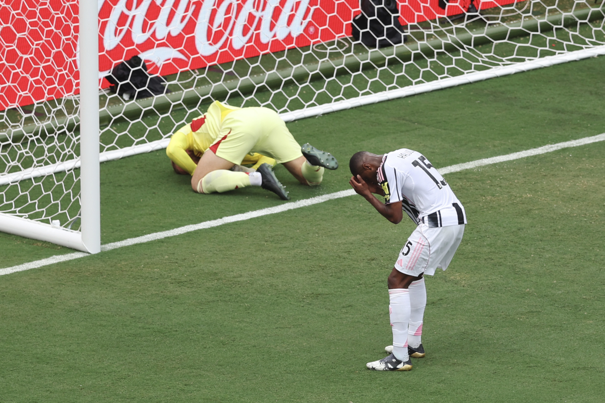 Man City’s lesson shows Juventus need more than Tudor says 12 ORLANDO, FLORIDA - JUNE 26: Pierre Kalulu #15 of Juventus FC reacts after conceding an own goal scored for Manchester City's second goal during the FIFA Club World Cup 2025 group G match between Juventus FC and Manchester City FC at Camping World Stadium on June 26, 2025 in Orlando, Florida. (Photo by Megan Briggs/Getty Images)