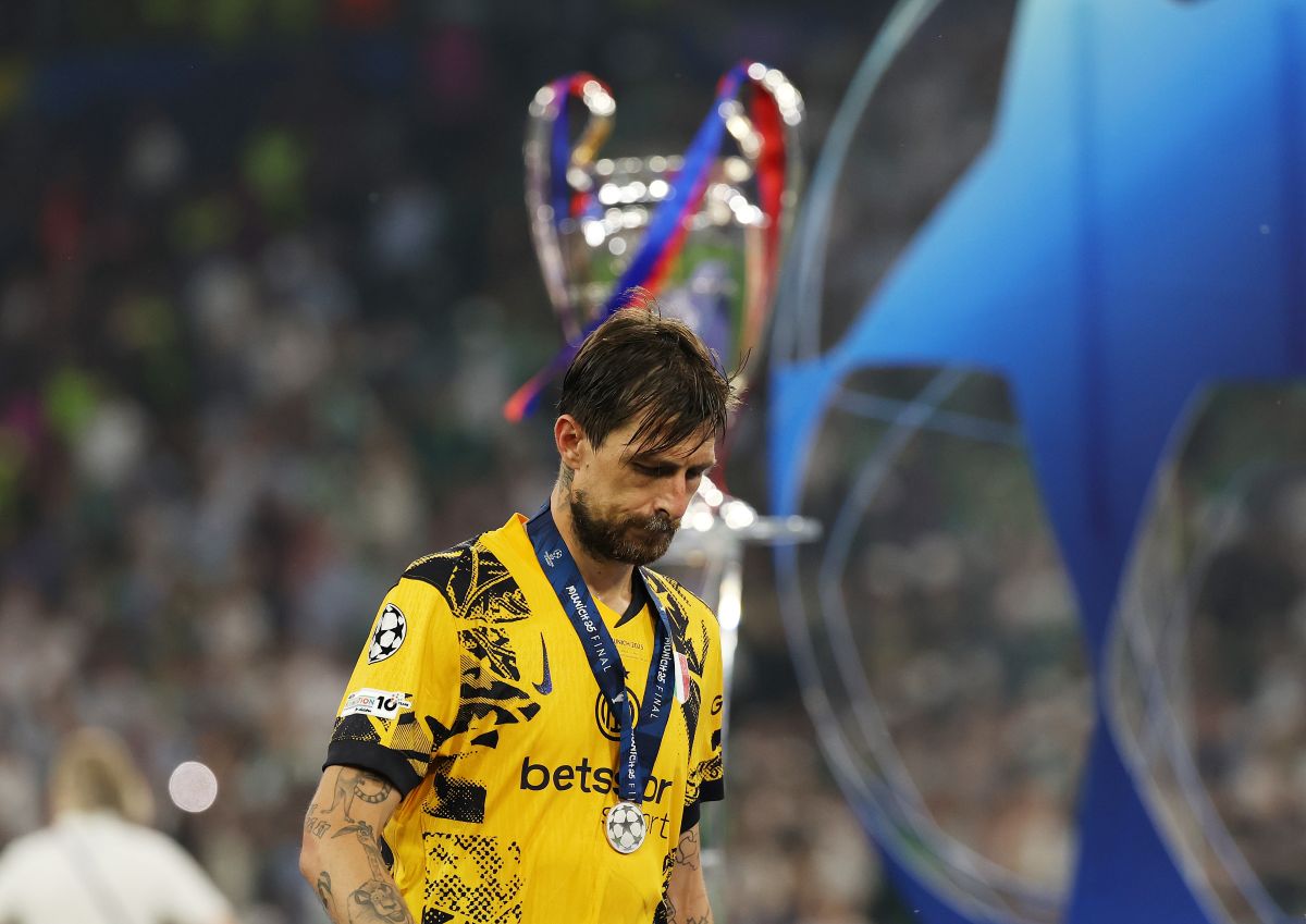 Inter welcomed home by one single supporter after Champions final 4 MUNICH, GERMANY - MAY 31: Francesco Acerbi of FC Internazionale looks dejected as he walks past the UEFA Champions League trophy after defeat to Paris Saint-Germain during the UEFA Champions League Final 2025 between Paris Saint-Germain and FC Internazionale Milano at Munich Football Arena on May 31, 2025 in Munich, Germany. (Photo by Carl Recine/Getty Images)