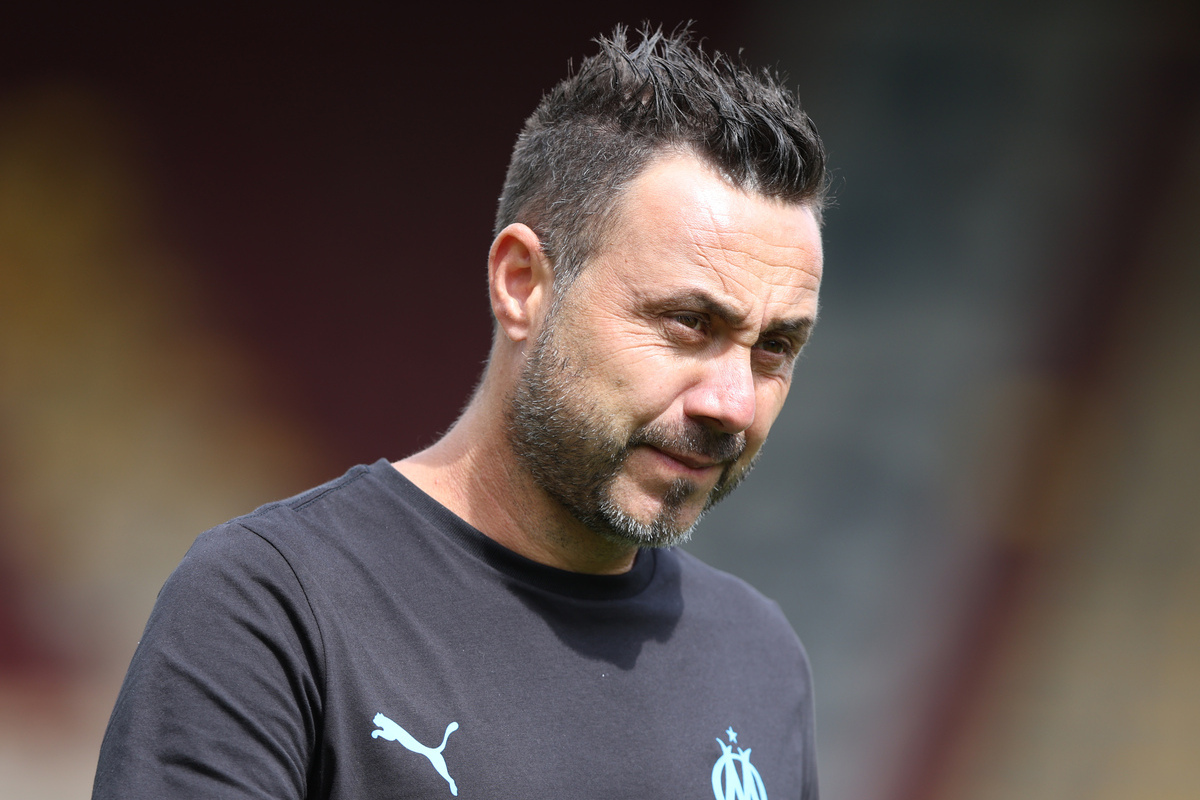 BRADFORD, INGHILTERRA - 3 AGOSTO: Roberto De Zerbi allenatore dell’Olympique Marsiglia durante la partita amichevole di pre-stagione tra Sunderland e Olympique Marsiglia allo stadio dell’Università di Bradford il 3 agosto 2024 a Bradford, Inghilterra. (Foto di Nigel Roddis/Getty Images)