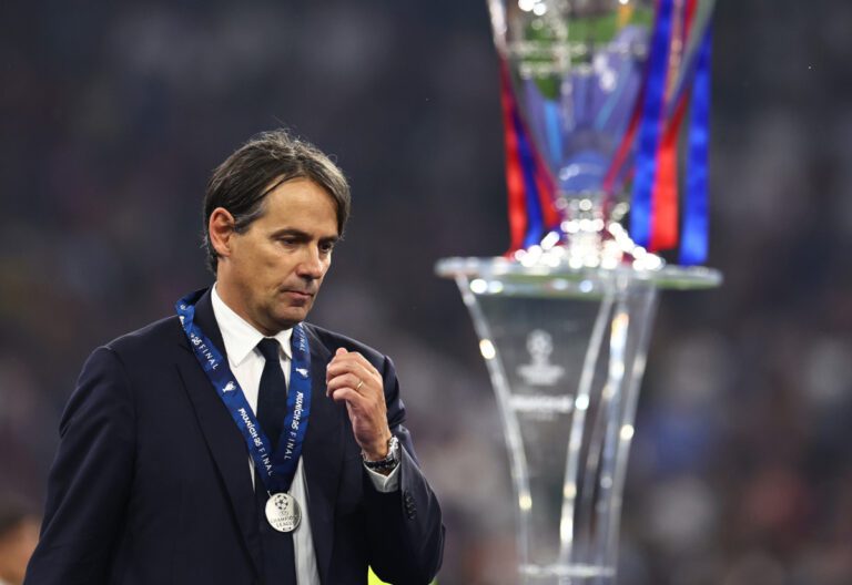 epa12148298 Inter head coach Simone Inzaghi walks past the trophy after losing the UEFA Champions League final between Paris Saint-Germain and Internazionale Milano, in Munich, Germany, 31 May 2025. EPA-EFE/ANNA SZILAGYI