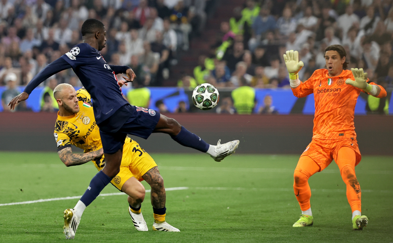 epa12147994 Ousmane Dembele (C) of PSG in action against Inter goalkeeper Yann Sommer (R) and Federico Dimarco during the UEFA Champions League final between Paris Saint-Germain and Internazionale Milano in Munich, Germany 31 May 2025. EPA-EFE/RONALD WITTEK