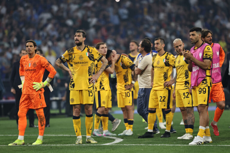 epa12148192 Players of Inter look disappointed as they greet their supporters after losing the UEFA Champions League final between Paris Saint-Germain and Internazionale Milano in Munich, Germany 31 May 2025. EPA-EFE/FILIP SINGER