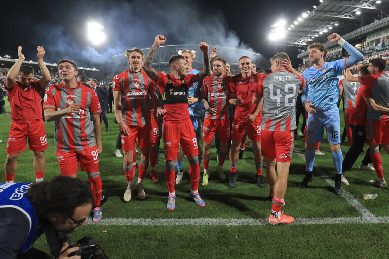 LA SPEZIA, ITALY - JUNE 1: All plyers of US Cremonese celebrates their victory after the Serie B match between Spezia Calcio and US Cremonese Serie B Play-off Final at Stadio Alberto Picco on June 1, 2025 in La Spezia, Italy. (Photo by Gabriele Maltinti/Getty Images)