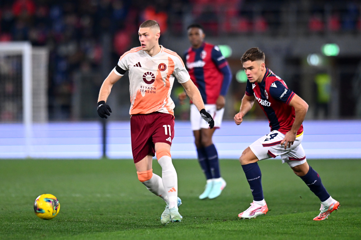 Serie A 2025-26: When are all the big games played? 7 BOLOGNA, ITALY - JANUARY 12: Artem Dovbyk of AS Roma controls the ball whilst under pressure from Thijs Dallinga of Bologna during the Serie A match between Bologna and AS Roma at Stadio Renato Dall'Ara on January 12, 2025 in Bologna, Italy. (Photo by Alessandro Sabattini/Getty Images)