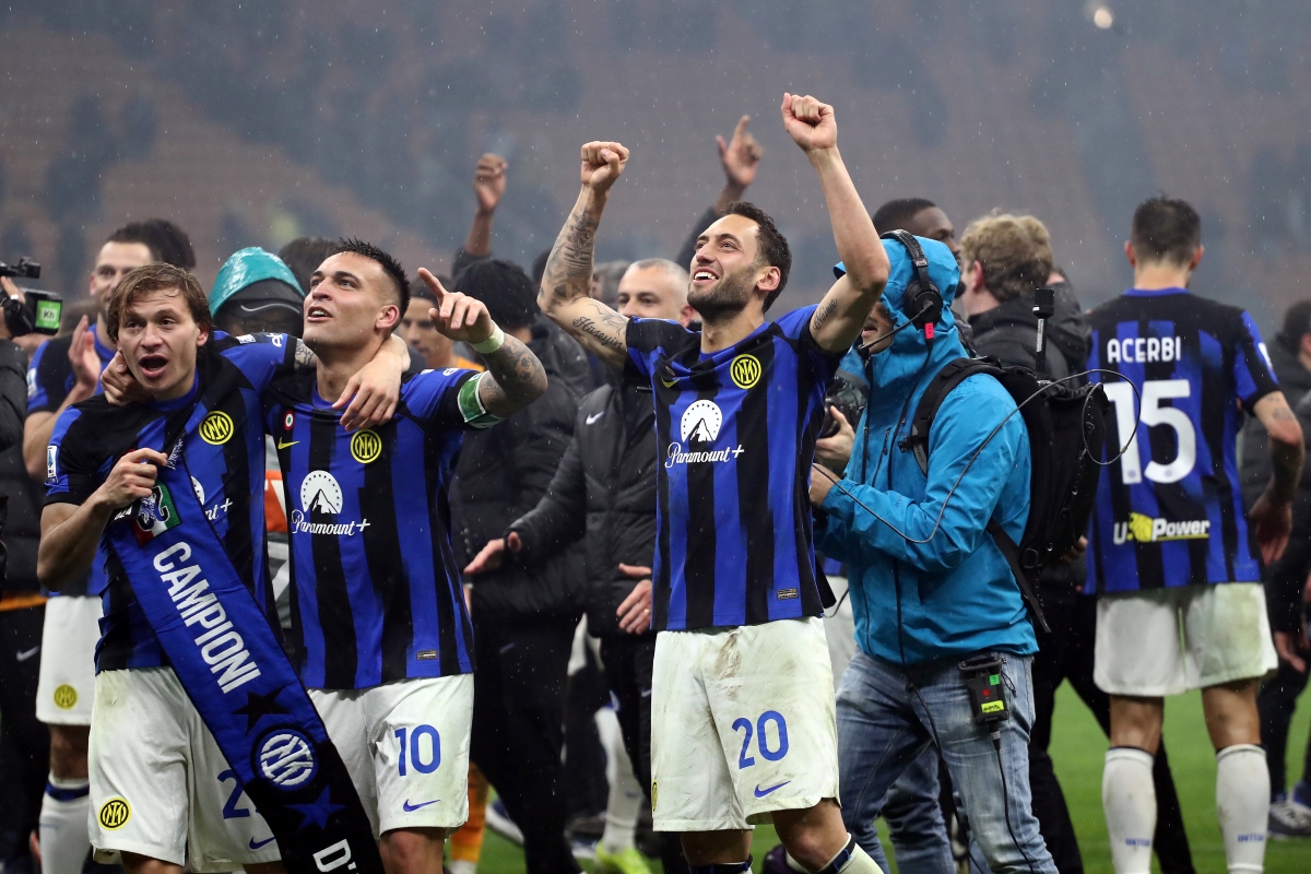 Calhanoglu: Lautaro’s words ‘hit hard’ but ‘divide and not unite’ 6 MILAN, ITALY - APRIL 22: Nicolo Barella, Lautaro Martinez and Hakan Calhanoglu of FC Internazionale celebrate winning the Serie A TIM title after winning the Serie A TIM match between AC Milan and FC Internazionale at Stadio Giuseppe Meazza on April 22, 2024 in Milan, Italy. (Photo by Marco Luzzani/Getty Images)