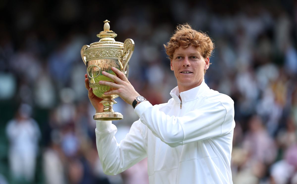 Italian Football congratulates Sinner on historic Wimbledon victory 7 LONDON, ENGLAND - JULY 13: Jannik Sinner of Italy poses with the Gentlemen’s Singles Trophy following his victory against Carlos Alcaraz of Spain during the Gentlemen’s Singles Final on day fourteen of The Championships Wimbledon 2025 at All England Lawn Tennis and Croquet Club on July 13, 2025 in London, England. (Photo by Julian Finney/Getty Images)
