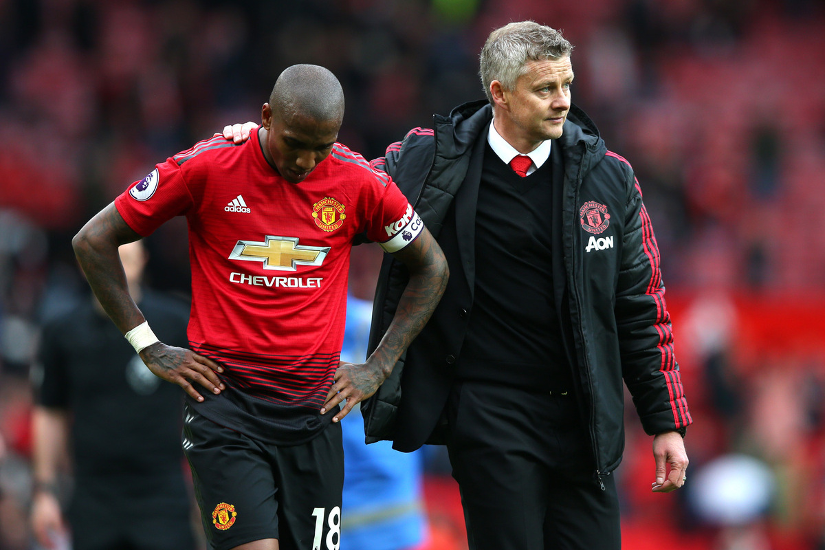 Ashley Young explains how Conte convinced him to leave Man United for Inter 9 MANCHESTER, ENGLAND - APRIL 28: Ashley Young of Manchester United is consoled by Ole Gunnar Solskjaer, Manager of Manchester United after the Premier League match between Manchester United and Chelsea FC at Old Trafford on April 28, 2019 in Manchester, United Kingdom. (Photo by Alex Livesey/Getty Images)