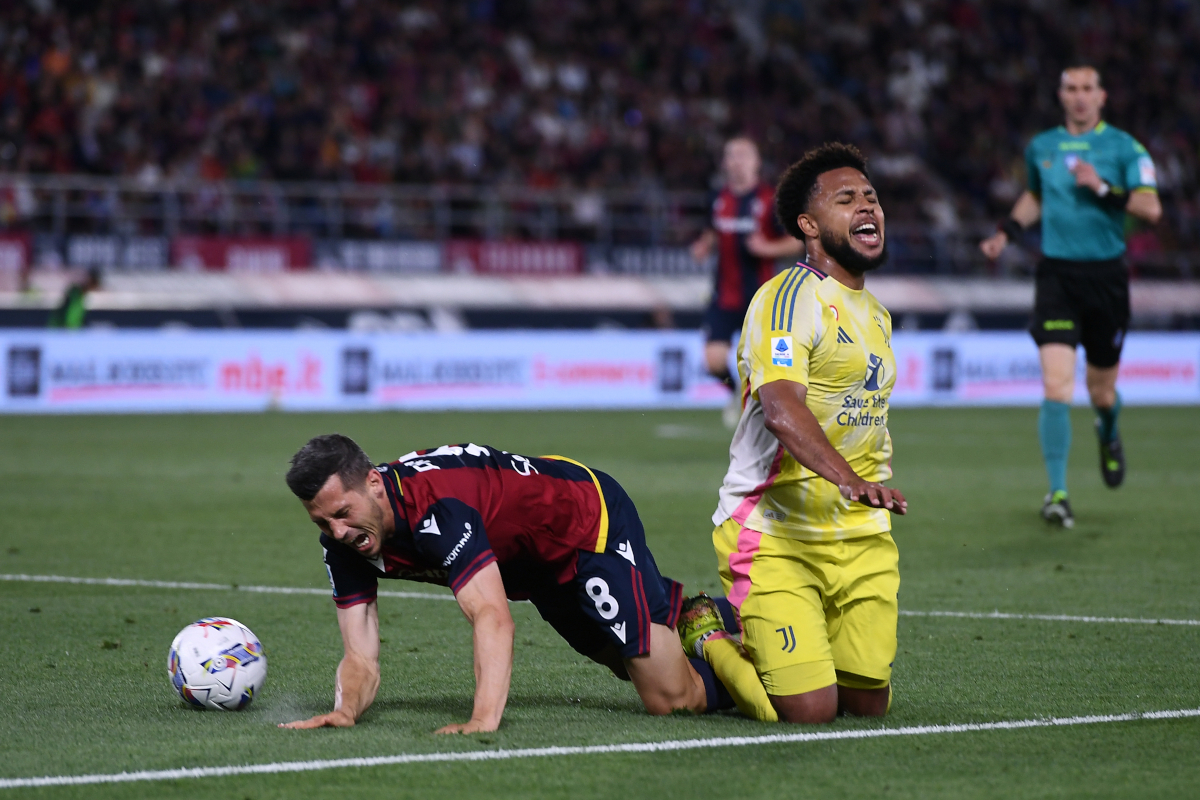 BOLOGNA, ITALY - MAY 04: Remo Freuler of Bologna clashes into Weston McKennie of Juventus during the Serie A match between Bologna and Juventus at Stadio Renato Dall'Ara on May 04, 2025 in Bologna, Italy. (Photo by Alessandro Sabattini/Getty Images)