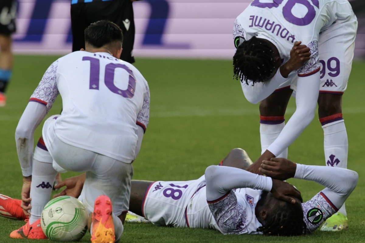 Serie A transfers: Pisa open Nzola talks, Verona close to Celta Vigo defender 6 M'Bala Nzola (C) of Fiorentina lies on the ground as his teammates check on him during the UEFA Europa Conference League semi-finals, 2nd leg soccer match between Club Brugge and ACF Fiorentina, in Bruges, Belgium, 08 May 2024. EPA-EFE/OLIVIER MATTHYS
