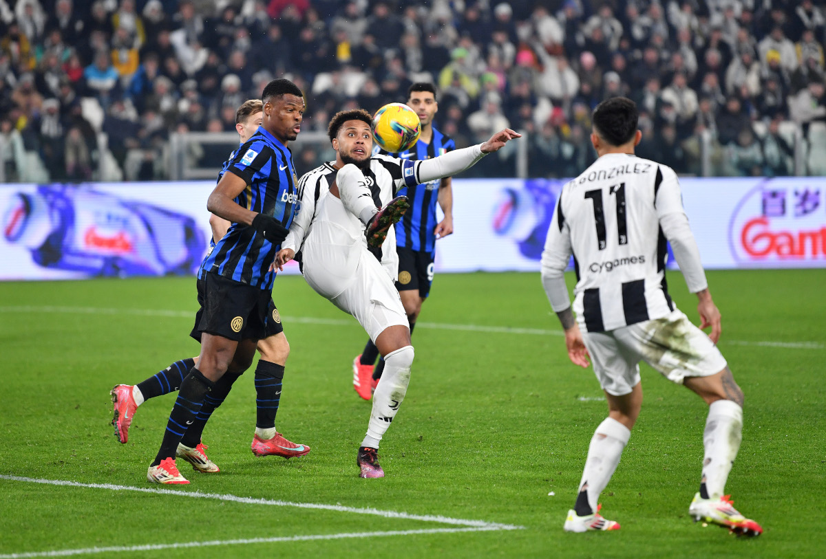 Milan and Napoli enquire about McKennie as Juventus contract talks stall – report 7 TURIN, ITALY - FEBRUARY 16: Weston McKennie of Juventus looks to control the ball whilst under pressure from Denzel Dumfries of FC Internazionale during the Serie A match between Juventus and FC Internazionale at Allianz Stadium on February 16, 2025 in Turin, Italy. (Photo by Valerio Pennicino/Getty Images)