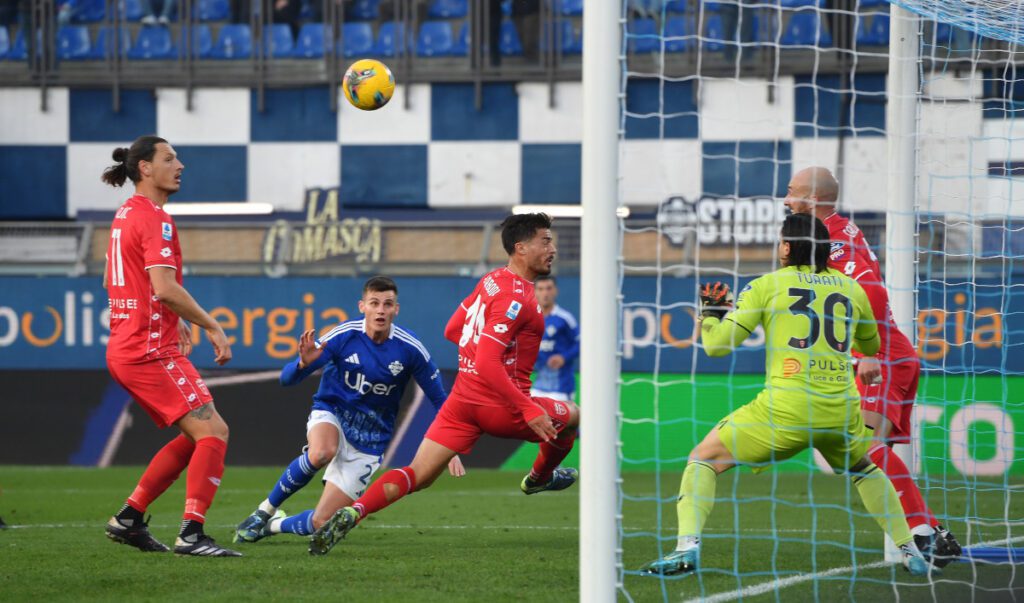 COMO, ITALY - NOVEMBER 30: Yannik Engelhardt of Como 1907 scores the opening goal during the Serie A match between Como and Monza at Stadio G. Sinigaglia on November 30, 2024 in Como, Italy. (Photo by Chris Ricco/Getty Images)