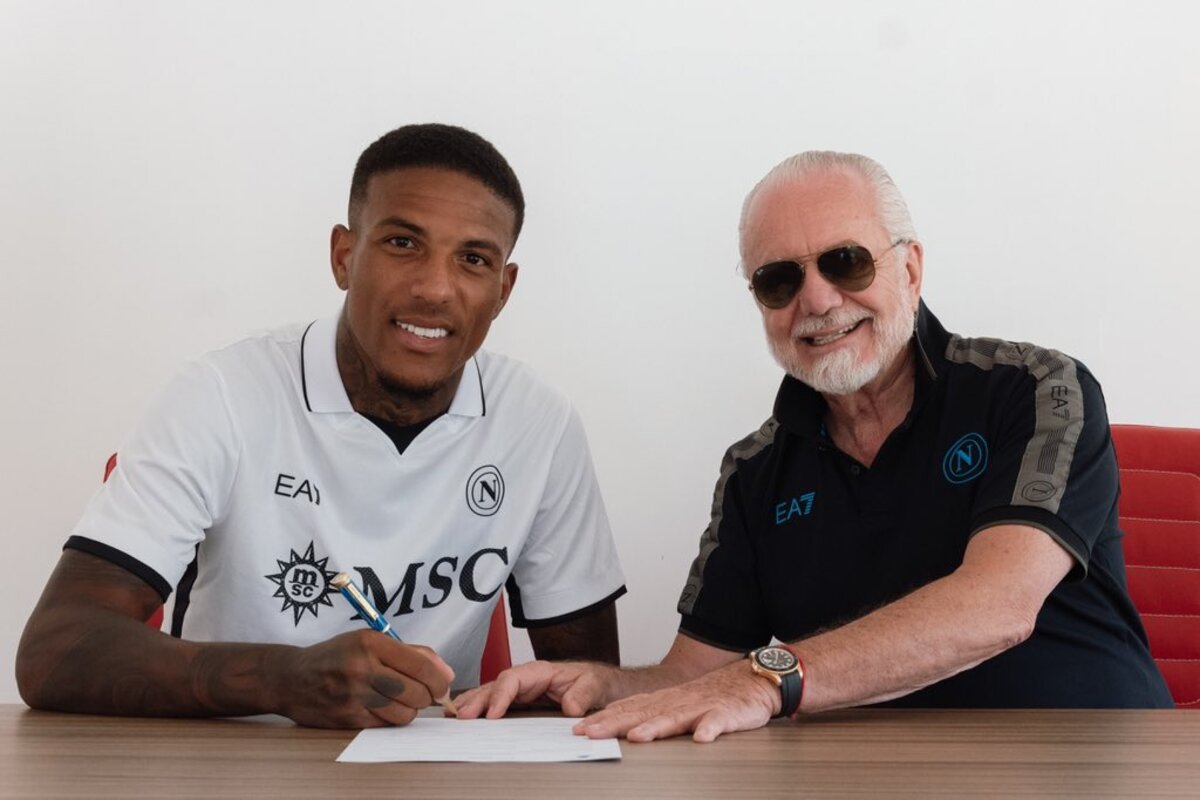 Folorunsho given all clear to join Cagliari from Napoli in 8m deal 4 Italy international Michael Folorunsho poses for photo alongside Partenopei President Aurelio De Laurentiis after signing new Napoli contract until 2029.