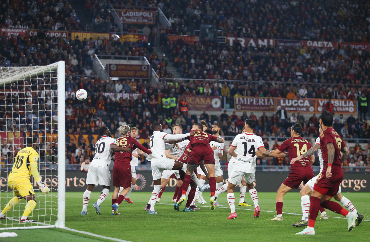 ROME, ITALY - MAY 18: Gianluca Mancini of AS Roma scores his team's first goal past Mike Maignan of AC Milan during the Serie A match between AS Roma and AC Milan at Stadio Olimpico on May 18, 2025 in Rome, Italy. (Photo by Paolo Bruno/Getty Images)